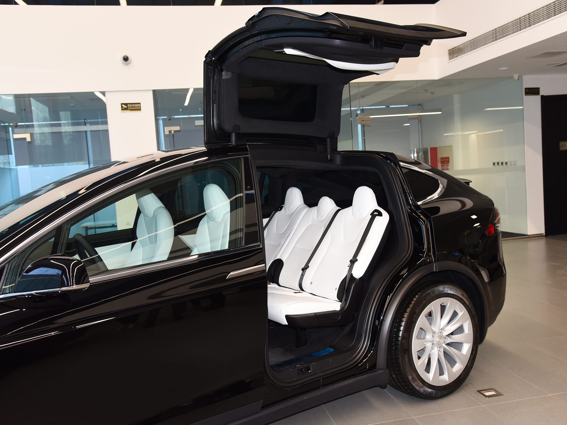 特斯拉model x,有鸥翼门的纯电动suv