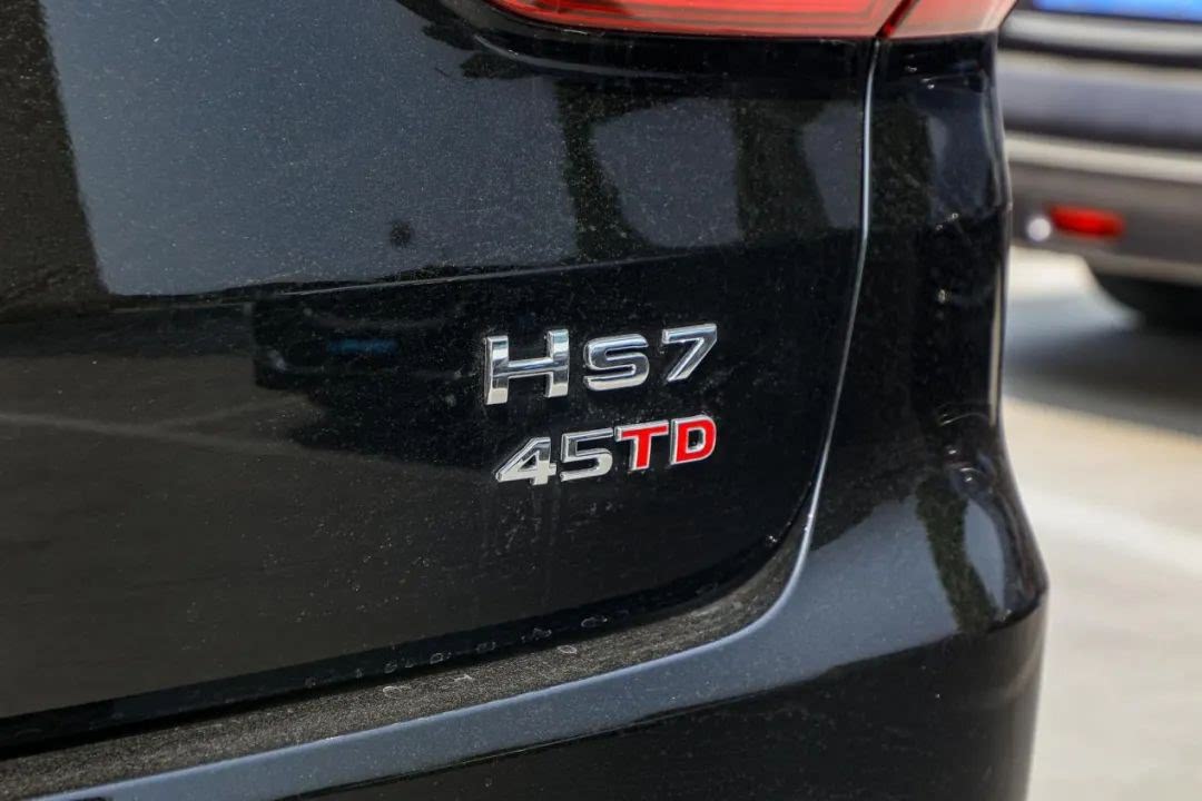 中大型豪华SUV对比：红旗HS7与凯迪拉克XT6谁更好？