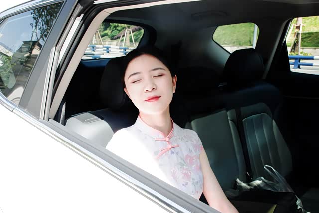【已覺春心動,俏麗佳人打卡網紅地】自駕強烈推薦,處處美景 3 MISS,車裡舒服嗎,我的大白——君馬 賽克5,空間無比寬敞,我也喜歡在裡面睡覺,哈哈哈
