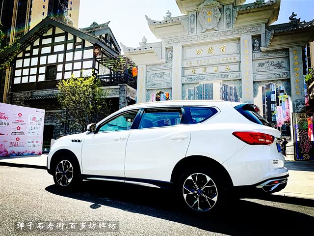 【已覺春心動,俏麗佳人打卡網紅地】自駕強烈推薦,處處美景 2 我的大白,和彈子石老街的牌坊很搭吧,超喜歡它的腰線和尾部,有質感