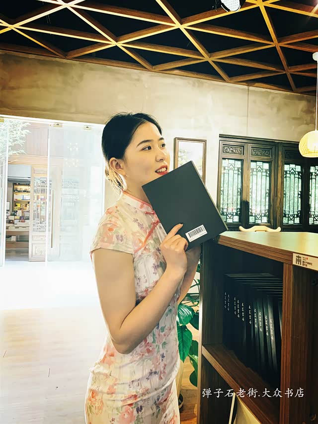 【已覺春心動,俏麗佳人打卡網紅地】自駕強烈推薦,處處美景 46 放著各種各樣的書籍,隨手翻看,很不錯,我想把這個書櫃搬回家,呵呵呵