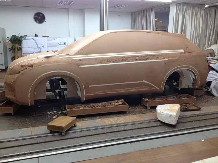 我从事汽车模型工作已有15个年头,自称模界陶人,先后在三家汽车设计公司或主机厂,参与了上百款油泥模型的制作工作。十多年的模型工作的经历和实践,使我积累了一定的模型工作经验,在此整理一下。先简单讲述一下亲身经历的中国汽车设计公司模型工作的一个发展历程,由于我是2003年参加工作进入到汽车模型行业的,所以把这个我所经历过的历程,从2003年开始算起,大致分为三个阶段。 从2003年至2008年,为模型制作的起步阶段。这个时期,因为许多中国汽车设计公司也是成立不久,没有如欧美汽车设计那么长时间的积累,也就没有过