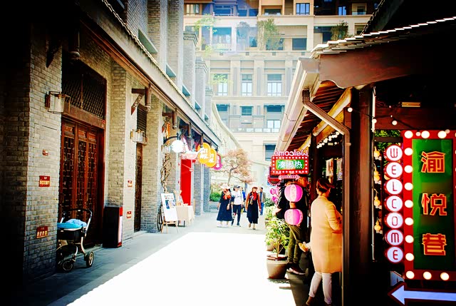 【已覺春心動,俏麗佳人打卡網紅地】自駕強烈推薦,處處美景 27 連著的吃街,修得都很清新,桃片、油辣子都是新鮮手作,不妨帶些,外地朋友也可以當手信,嚐鮮送人。