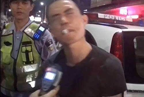 深圳司机酒驾被查,现场表演花式吹气!