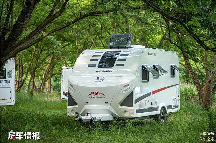 和常见的拖挂式房车简单的外部设计不同,这款探索者f530在外观上就