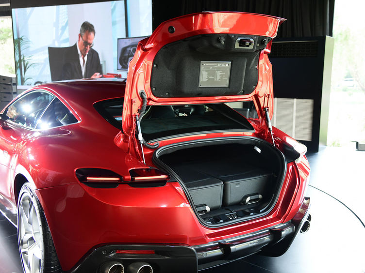 后备箱作为一台纯运动化风格的跑车,全新法拉利roma车型的后备箱就