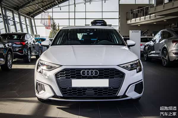 827浏览 2020-11-12 全新奥迪a3三厢版实车,白色的外观设计非常大气