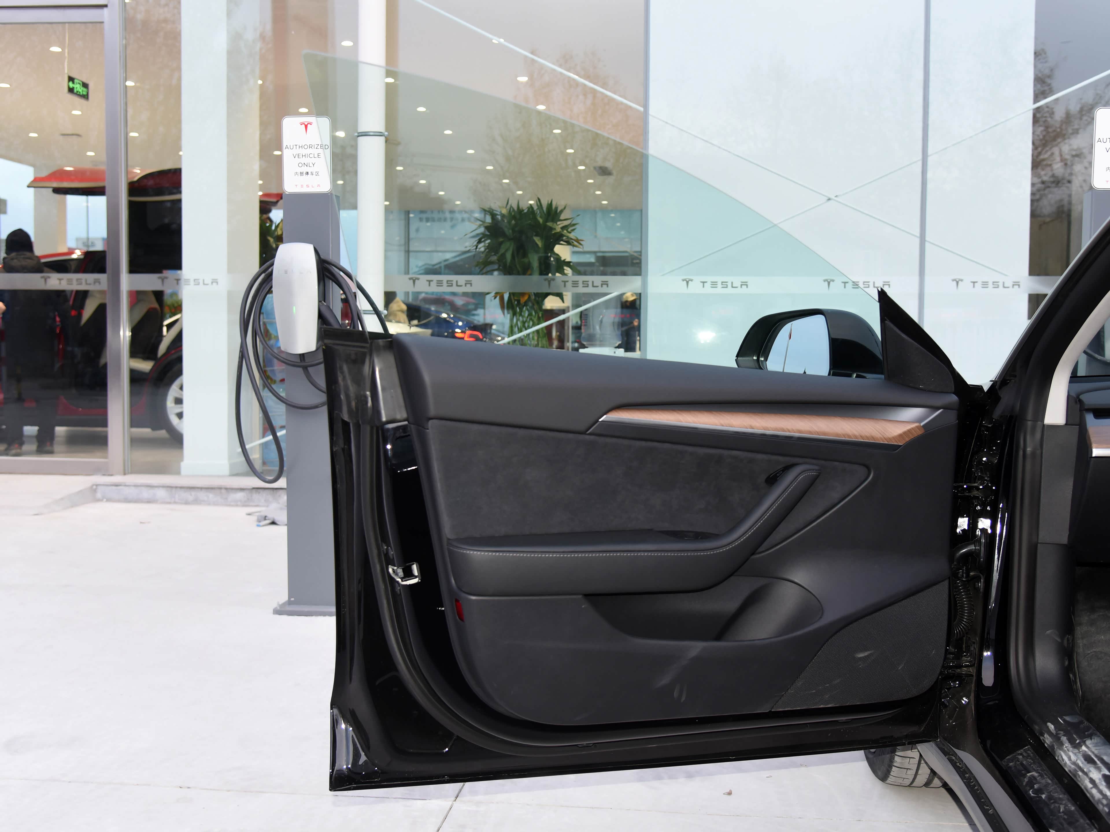 引自汽车之家图库值得一提的是,由于无边框车门的设计导致特斯拉model