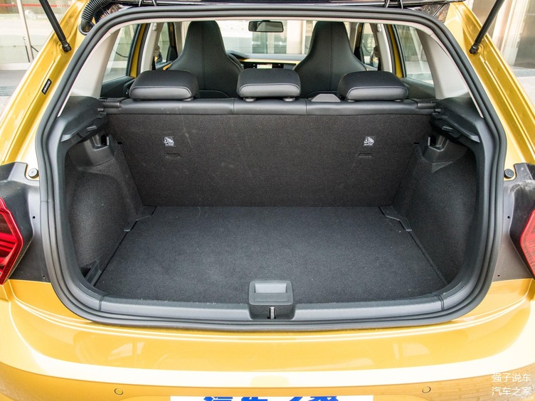 后备箱大众polo车型的后备箱内部铺垫十分的规整,并且该车的后排座椅