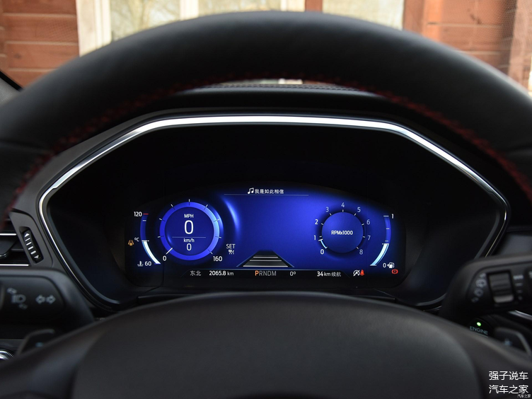 仪表盘福特锐际车型的仪表盘为一块尺寸为12.