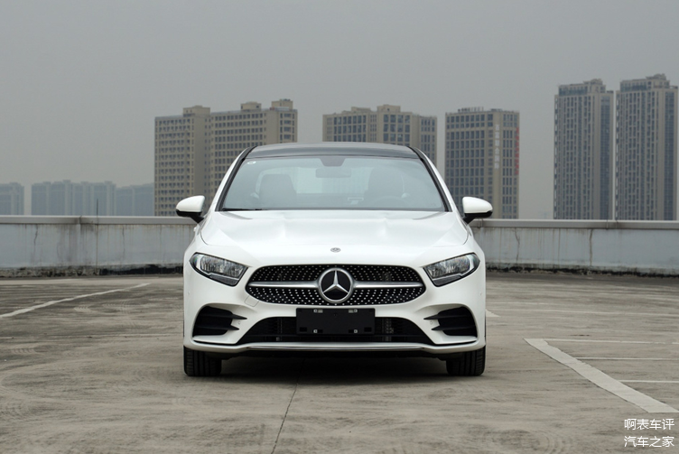 入门级豪华轿车奔驰a级,外观运动时尚,满足你的儿时梦