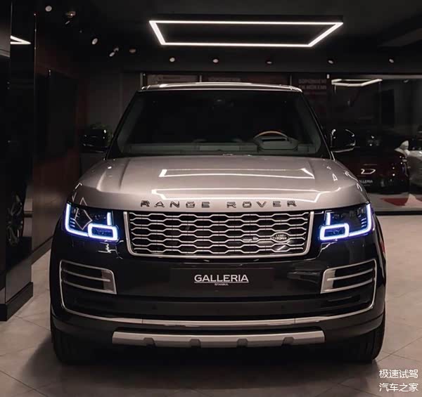 采用双拼色车漆的路虎揽胜,视觉上非常的大气豪华!