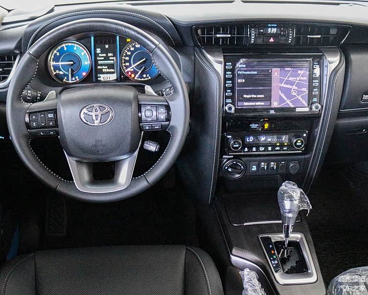 两种版本 越野范以及运动感很强 新款丰田fortuner实车