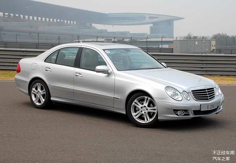 凝固在时间里的经典四眼圆灯的奔驰e级来到今天依然魅力难挡