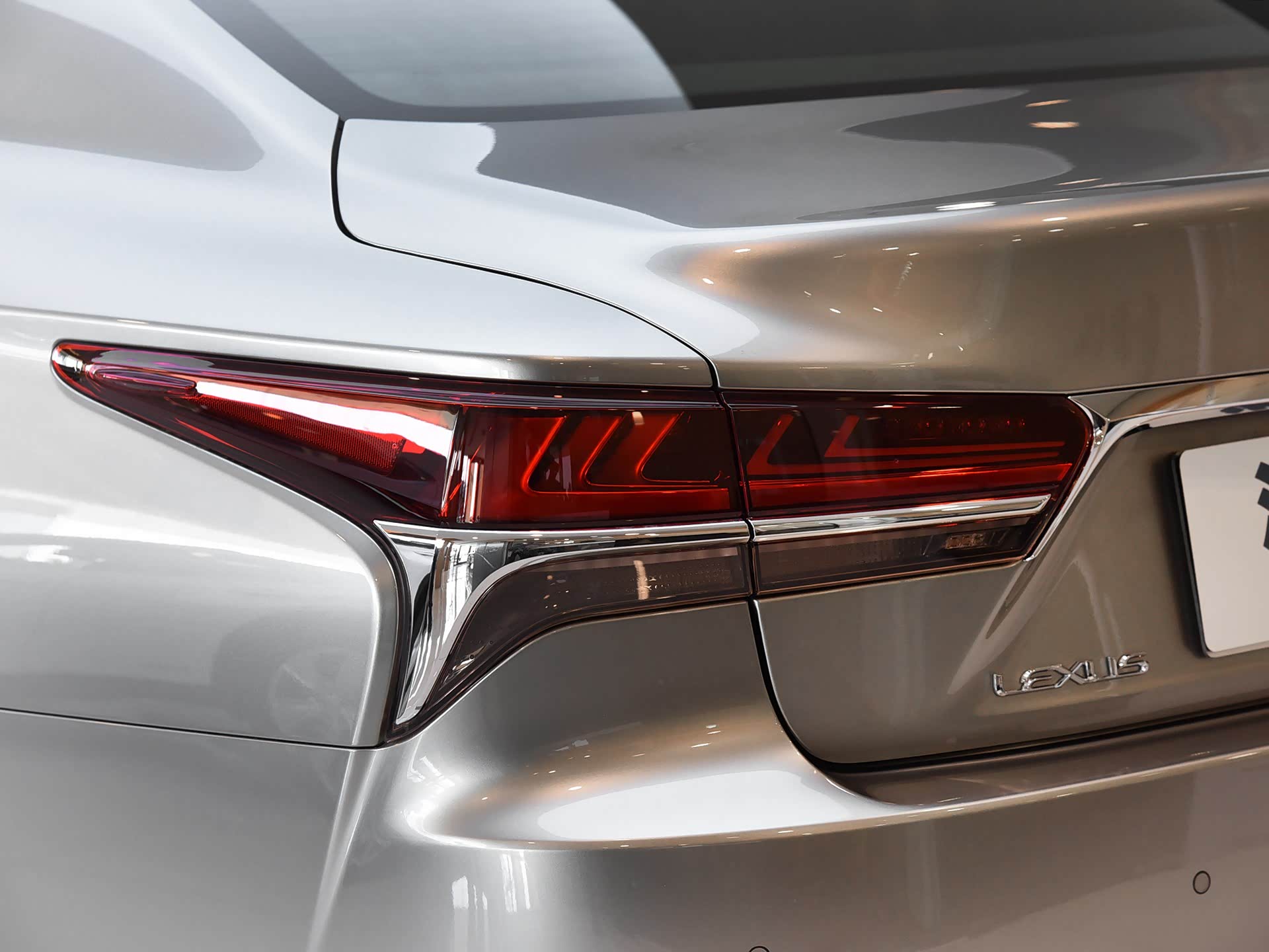 2021款 ls 尾灯感谢雷克萨斯设计师没有动纺锤中网,它是由一个个大小