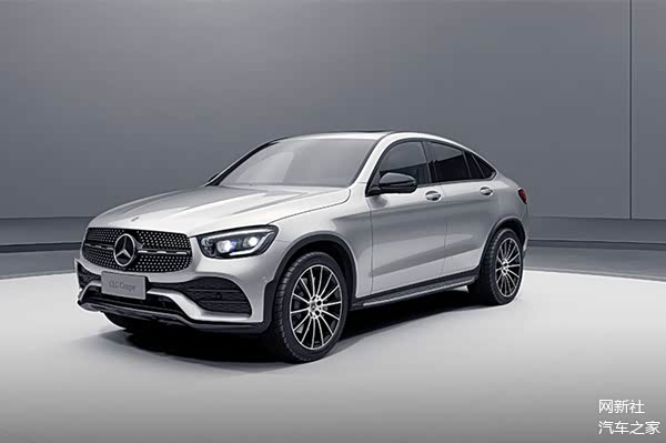 新款的glc coupe车型中网沿用了上一代设计,搭配溜背式造型,以及奔驰