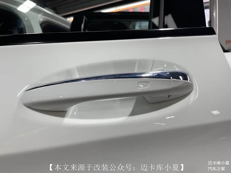 车门的方式将手伸入其中,就会自动解锁,用手轻轻触碰门把手上的长方形