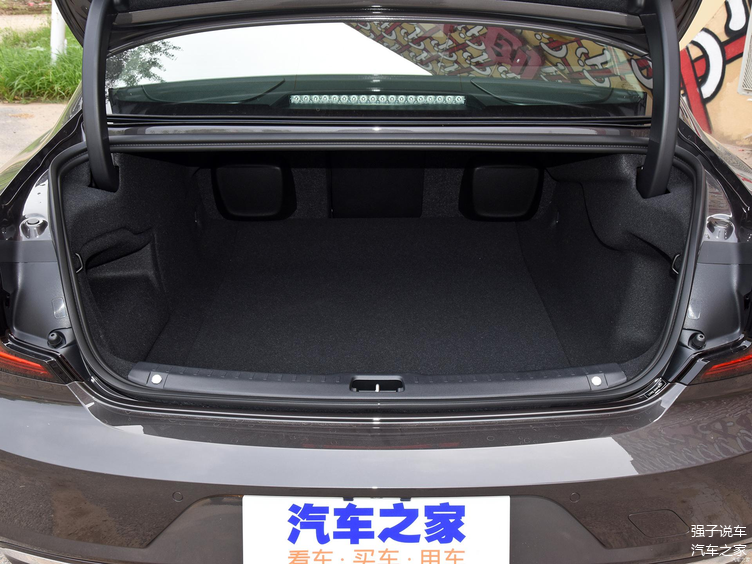 后备箱2021款沃尔沃s90车型的后备箱内部的布局非常规整,并且宽度表现