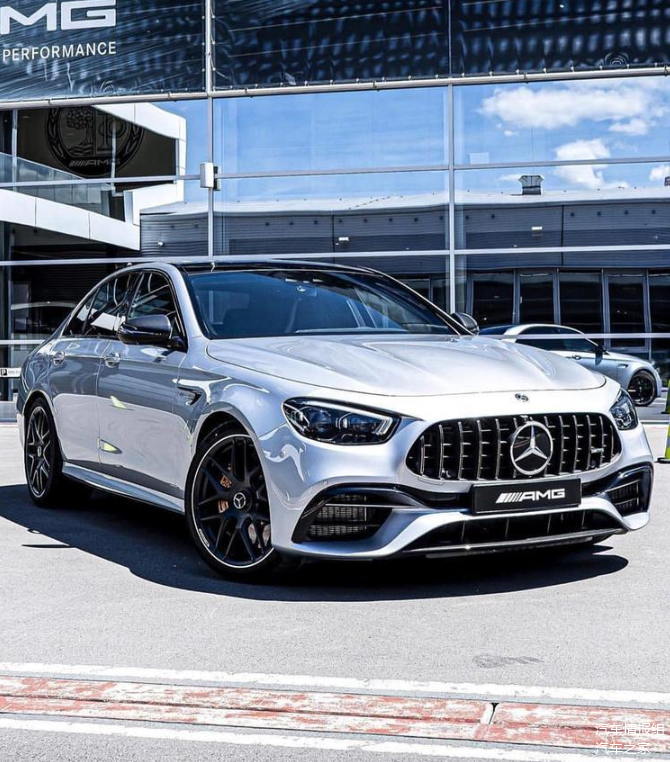 近日,我们获取了一组梅赛德斯-amg e63s的实车照片.