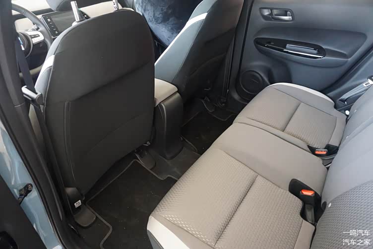 到店实拍本田来福酱比飞度可爱15l油耗52l后排可放倒