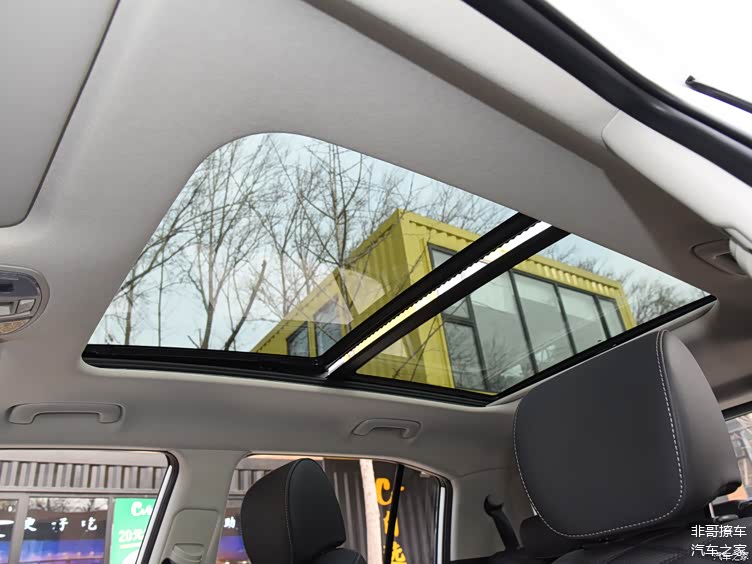但大多数国人喜欢的全景天窗除顶配外其它车型只能够选装,如果能下放