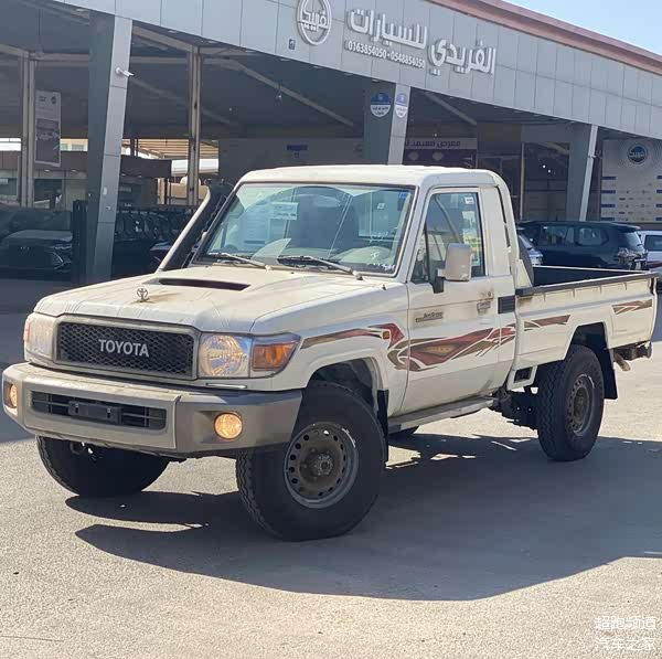 丰田兰德酷路泽lc79实车,是一款非常硬派的皮卡车型,外观以及内饰的