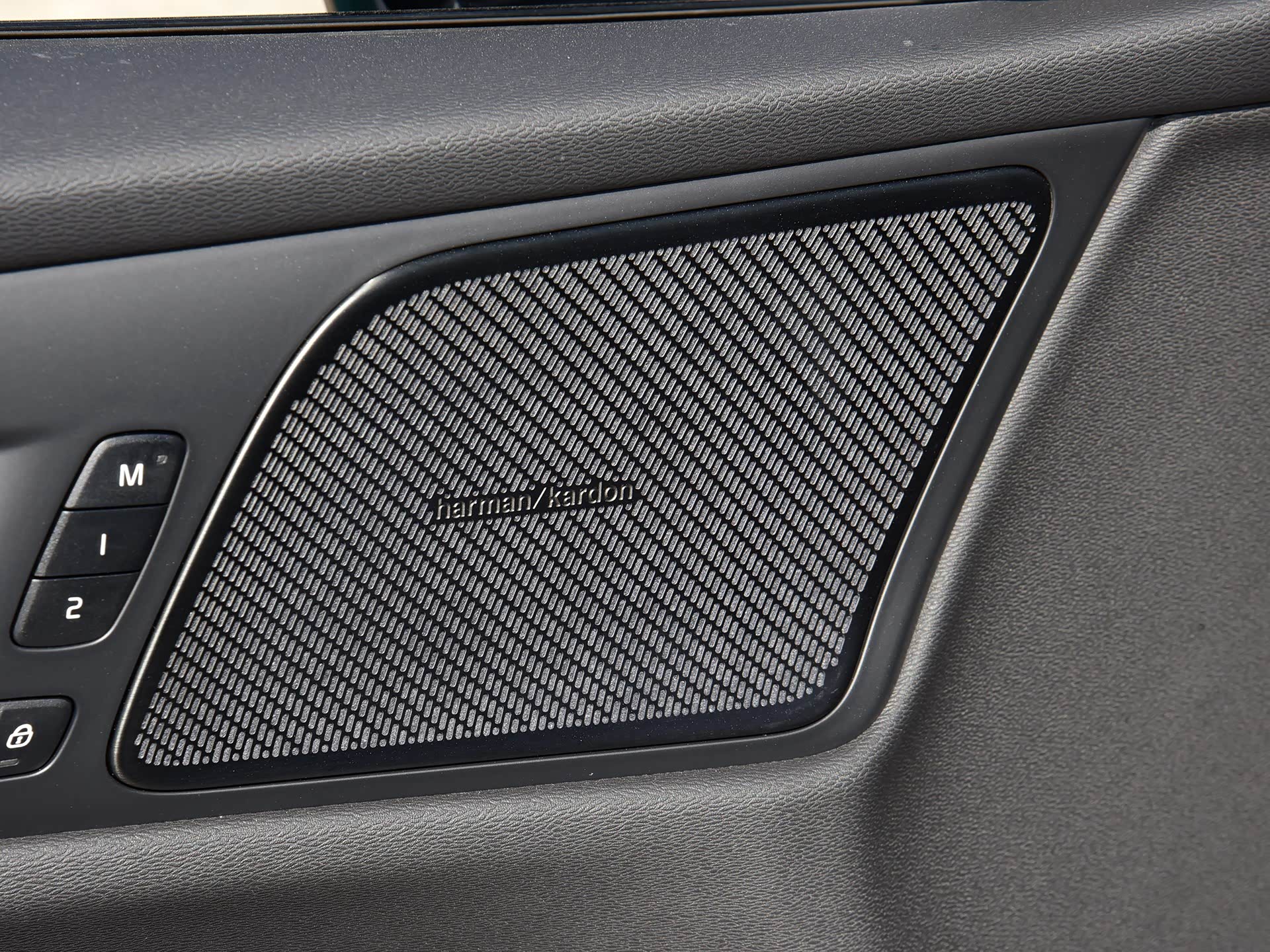 顶配车型独有的哈曼卡顿音响/引自汽车之家图库