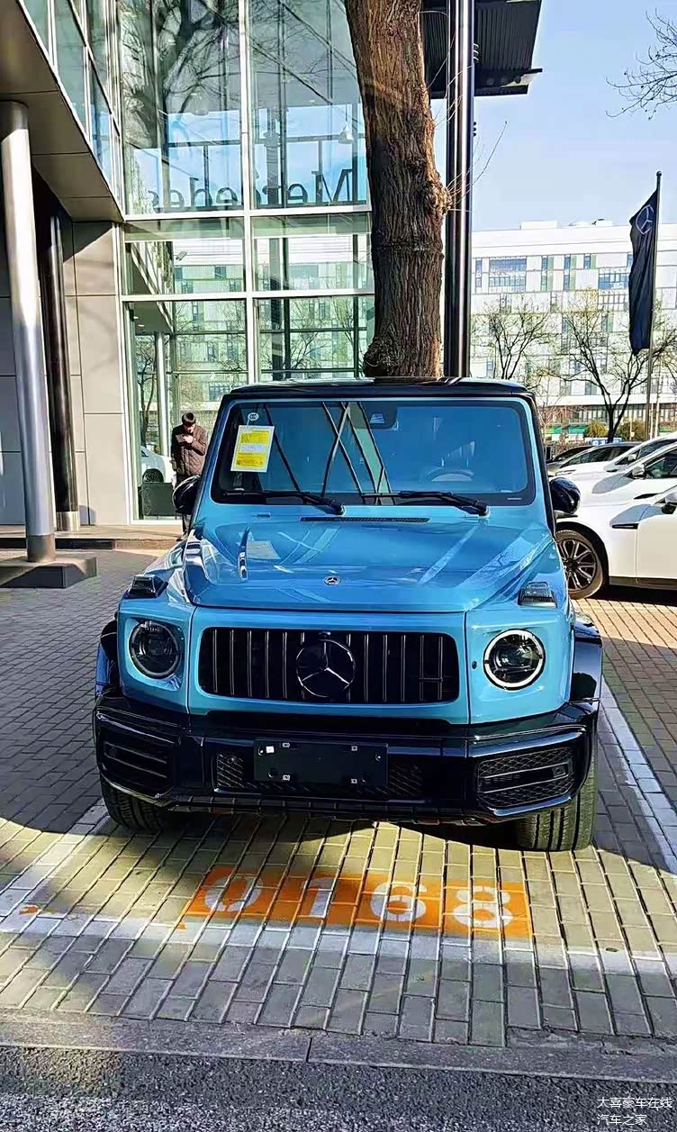 瓷器蓝优雅的车身涂装奔驰g63amg你们觉得香吗