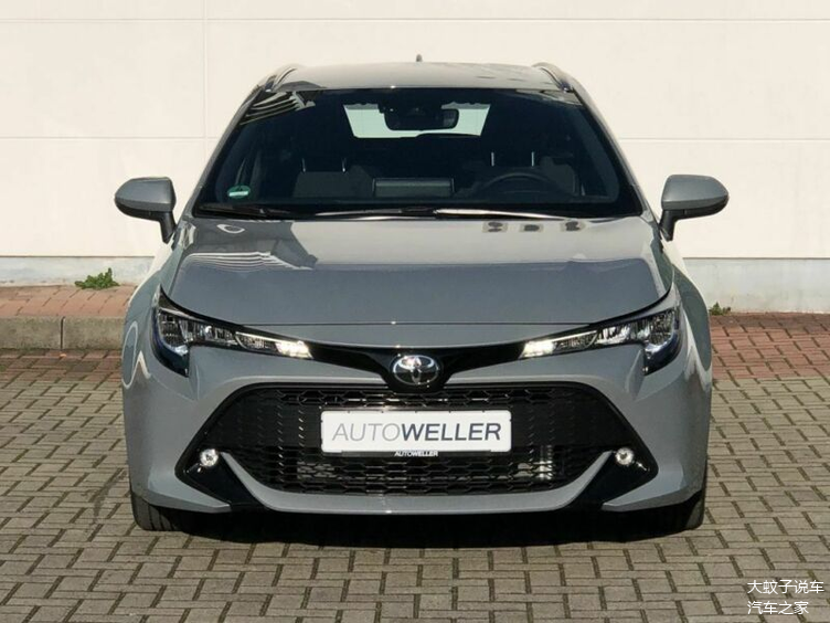 丰田卡罗拉旅行版,外观的设计非常漂亮,水泥灰涂装非常时尚