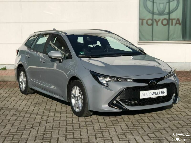 丰田卡罗拉旅行版,外观的设计非常漂亮,水泥灰涂装非常时尚