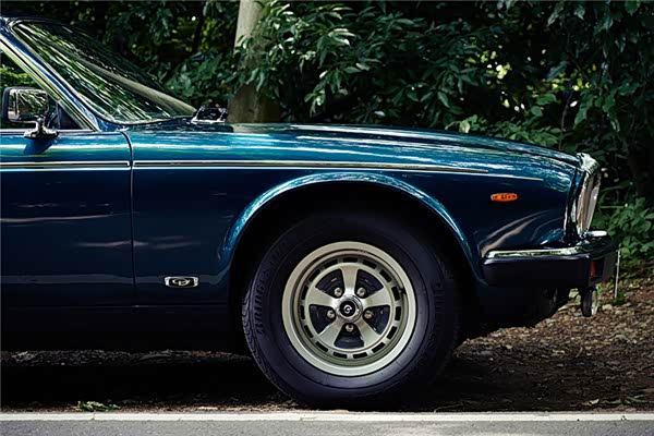 钢铁艺术品 1993年的戴姆勒 double six!