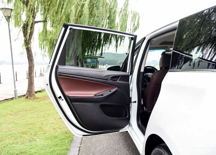 值得一提的是,gl6后车门不是mpv车型常规的侧滑门,而是直开式车门,这