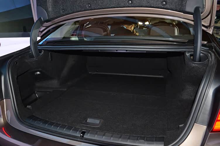 「图」宝马 530le 后备箱比较平整,稍小于燃油版 5 系