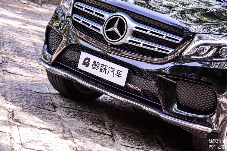 面积硕大的&ldquo;进气格栅&rdquo;以装饰为主，后方并没有散热片
