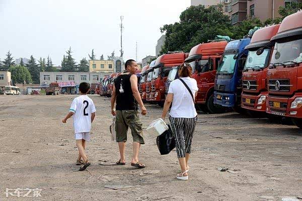 一个人一台车跑江湖,路上吃再多苦心里有家我