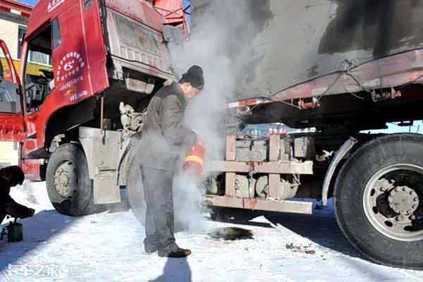 一个人一台车跑江湖,路上吃再多苦心里有家我