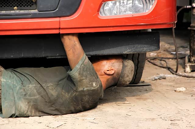 一个人一台车跑江湖,路上吃再多苦心里有家我