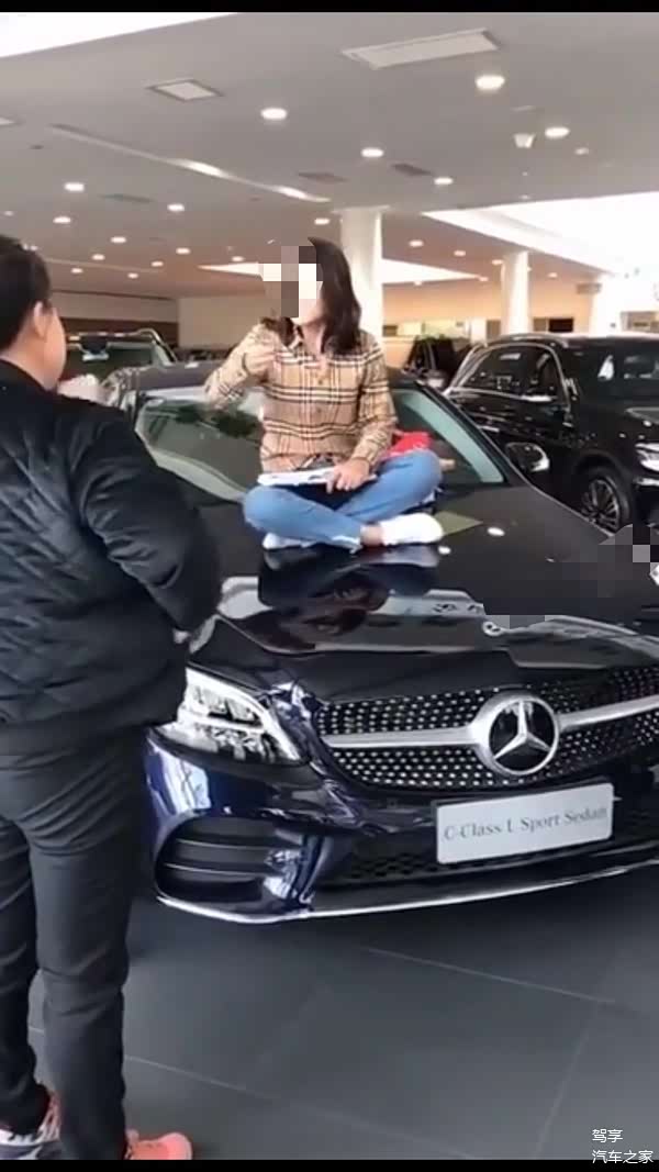 【奔驰4s店再遇坐车盖上维权,车主还是女_车家号_发现车生活_汽车之家