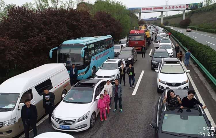 高速上让人恶心的现象已经开始整治车主早该这样了