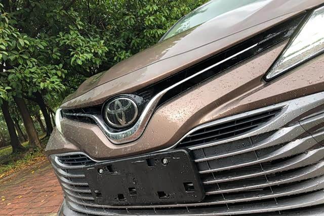 2019款丰田凯美瑞实车现身,新增土豪金色,换装