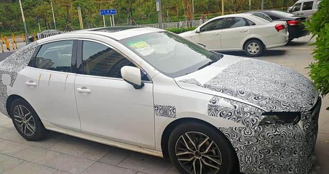 活捉比亚迪秦Pro路试车!能吃鸡的中控大屏超吸